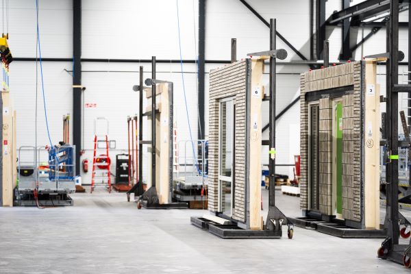 Koning belooft 'concrete acties' voor snellere woningbouw